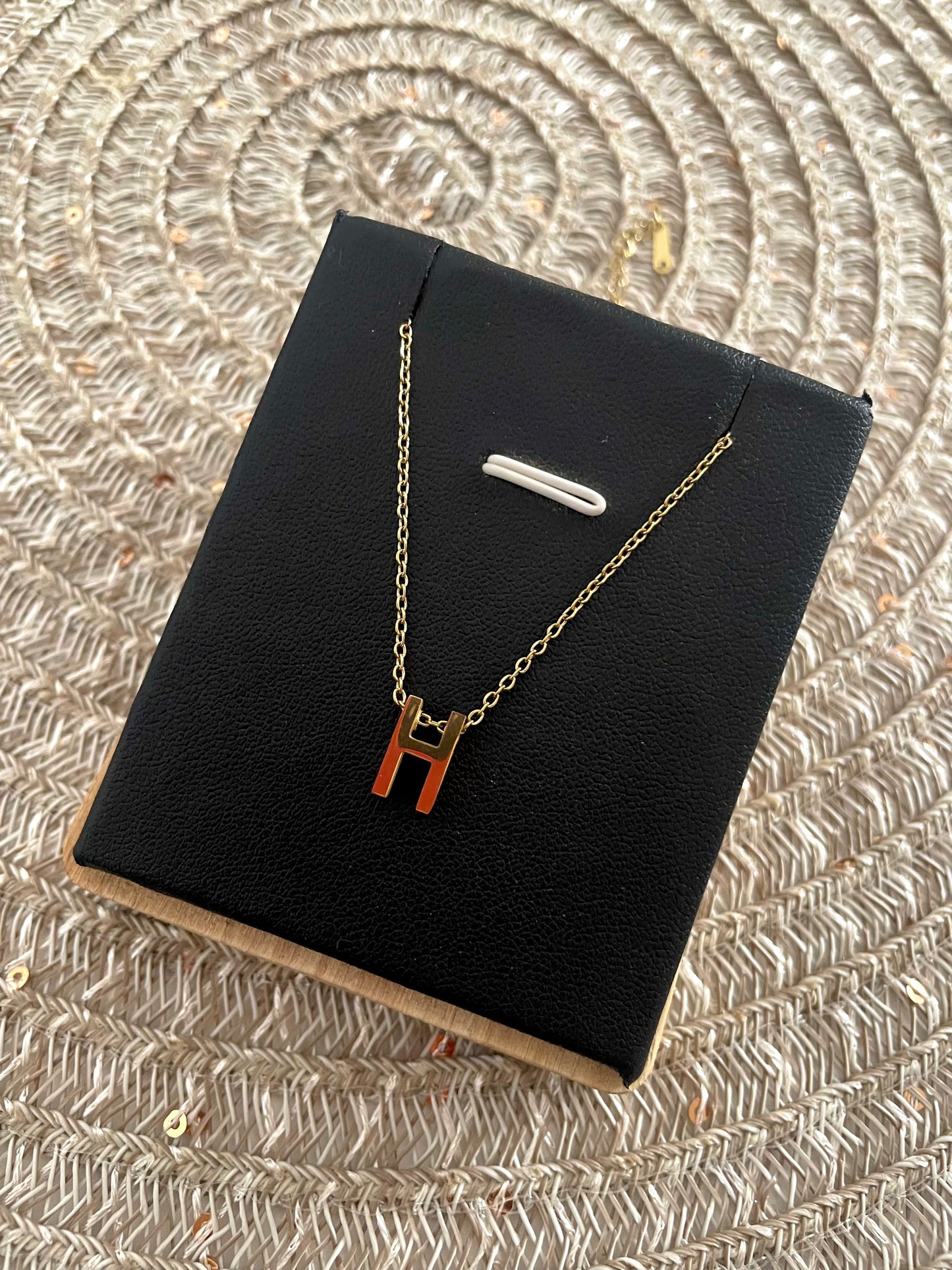 Collier H